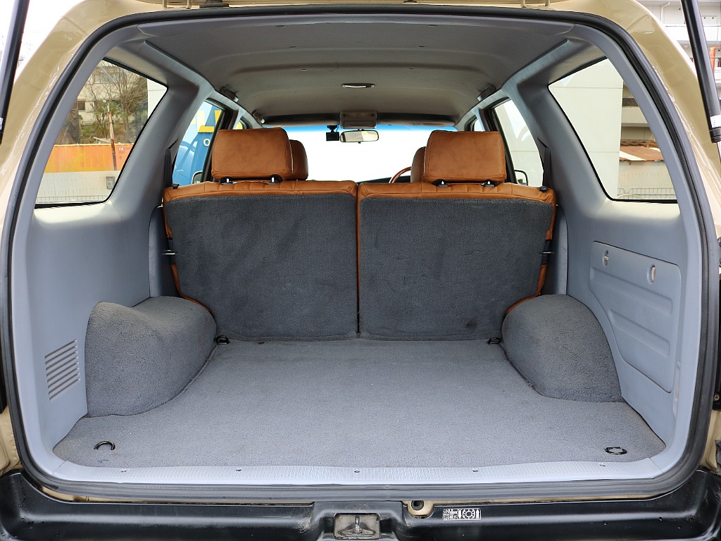 荷室の汚れも少ないです。