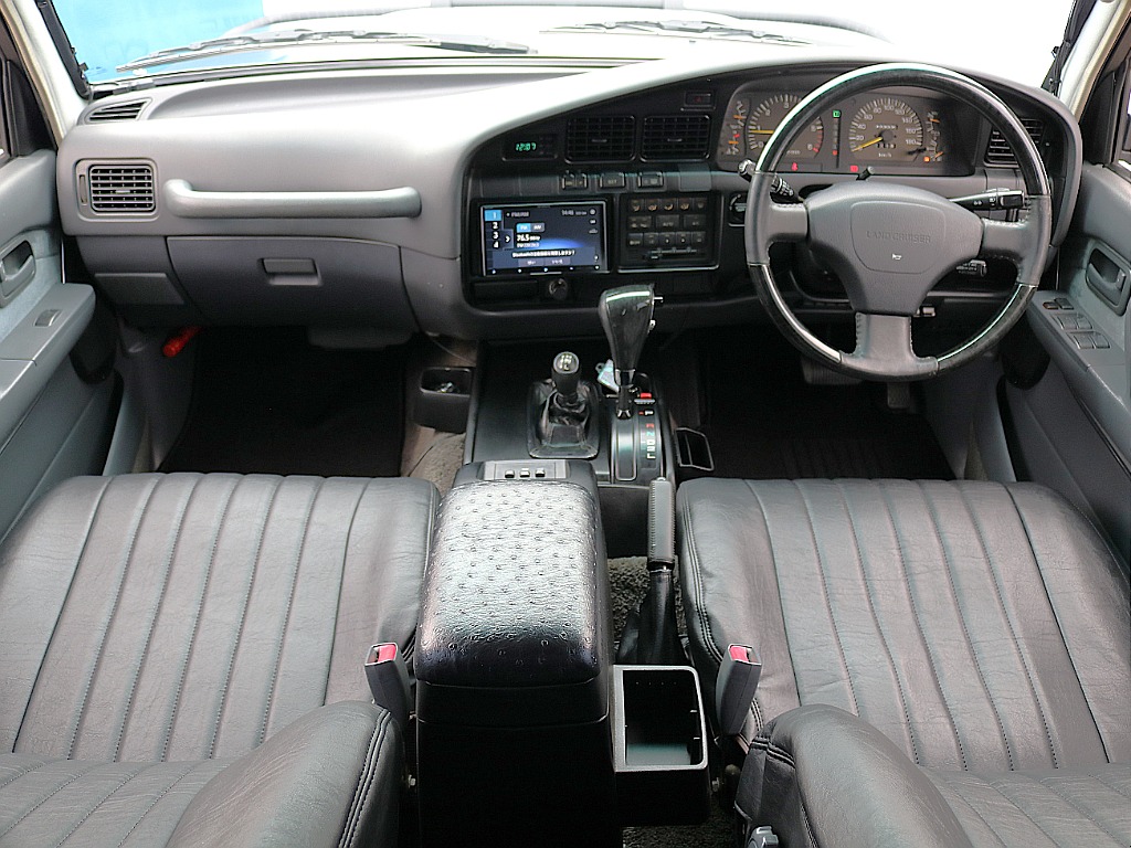 内装はシックなグレー×ブラック基調！