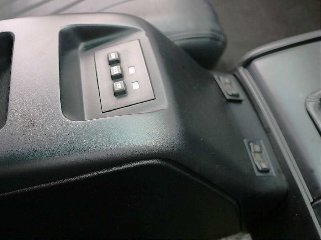 センターコンソールブラック塗装しております！