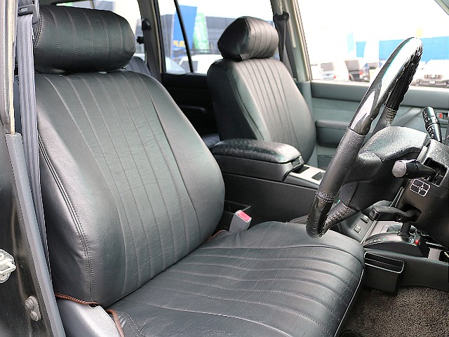 ブラックのシートカバー装着済み！