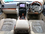 内装はオシャレなベージュ色。
