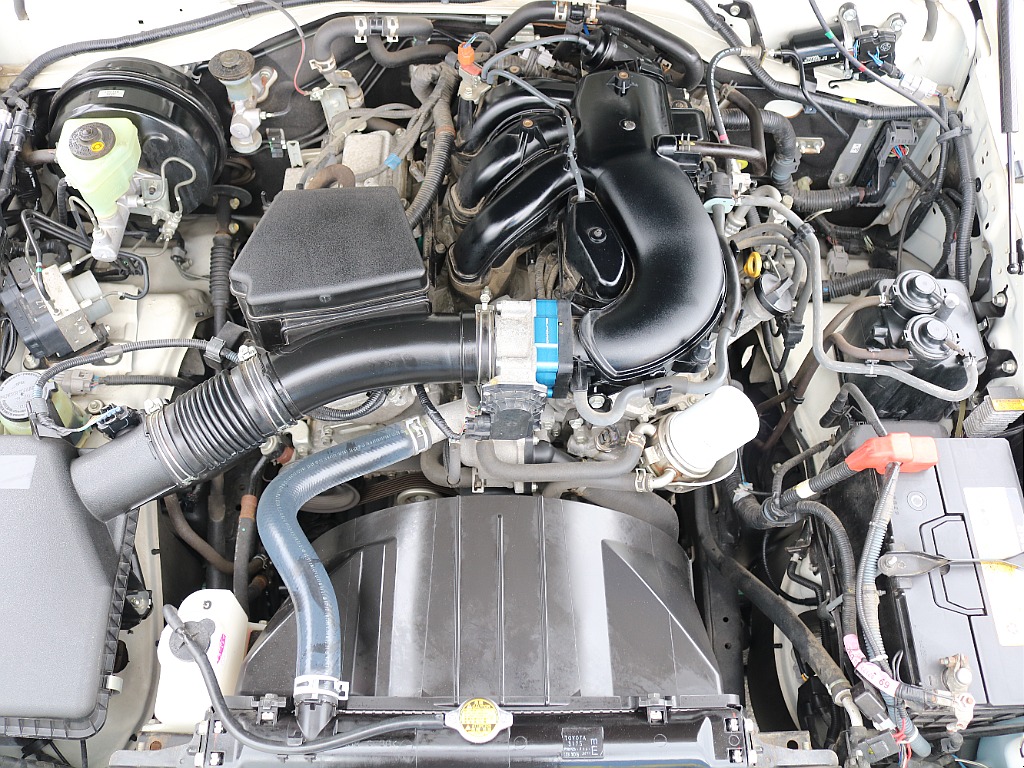 ご覧のように綺麗なエンジンルーム。