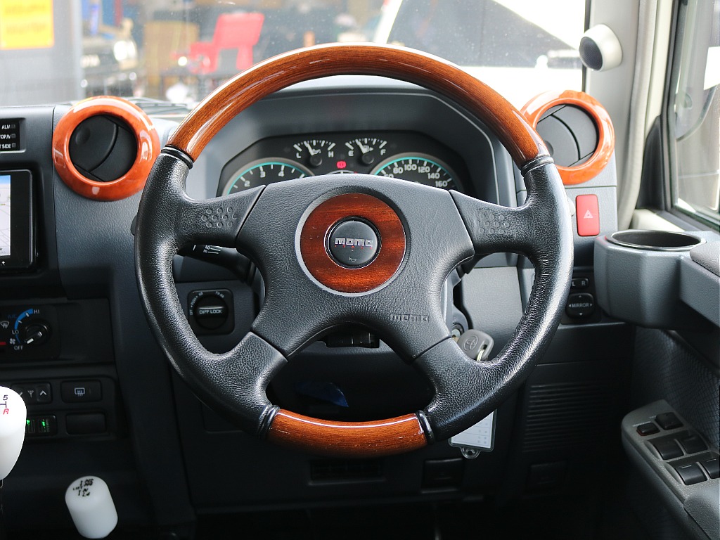 MOMOウッドコンビステアリング着用！