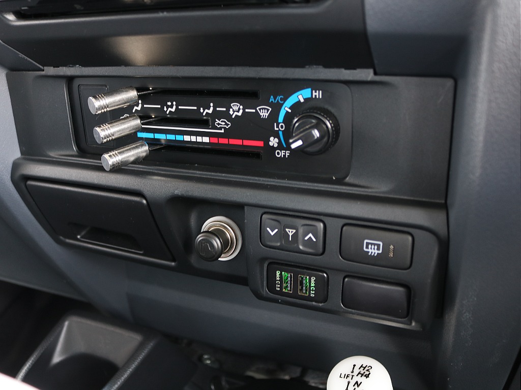 エアコンのつまみも変えております！