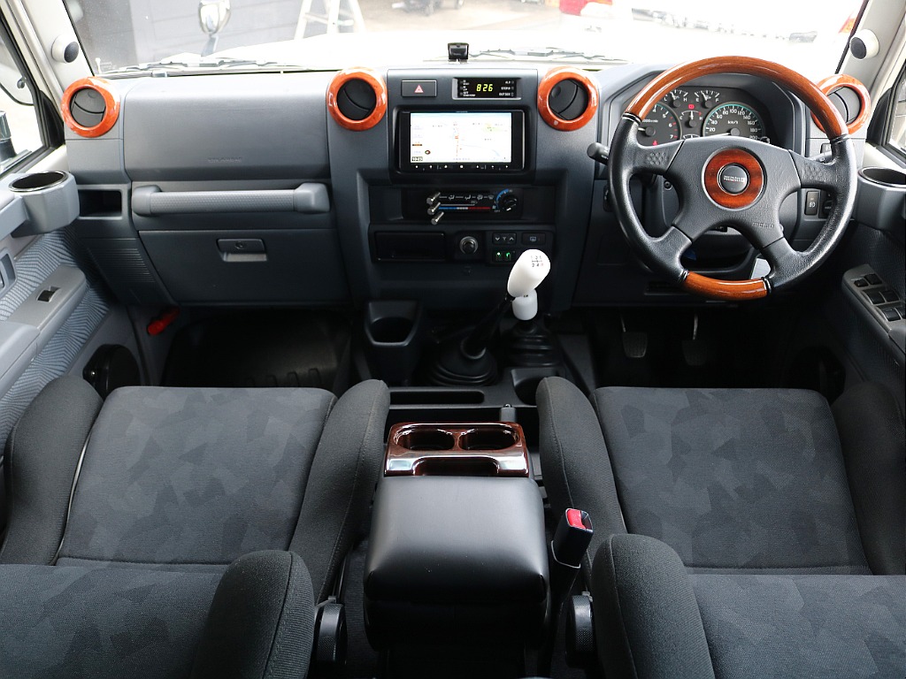 MOMOステアリングと木目調の吹き出し口が、今までに無い斬新な組み合わせ！