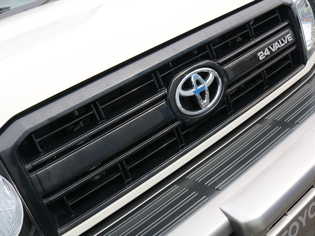 ブラック塗装のグリルに24VALVEのロゴが映えております☆