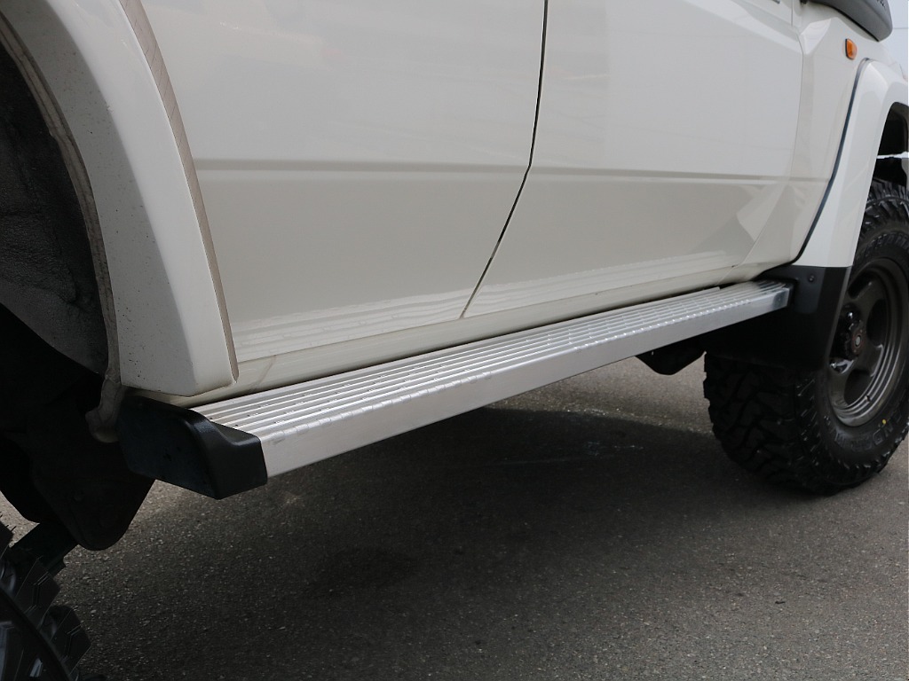 サイドステップ・サイドシル共に錆も無く、綺麗に保たれております。