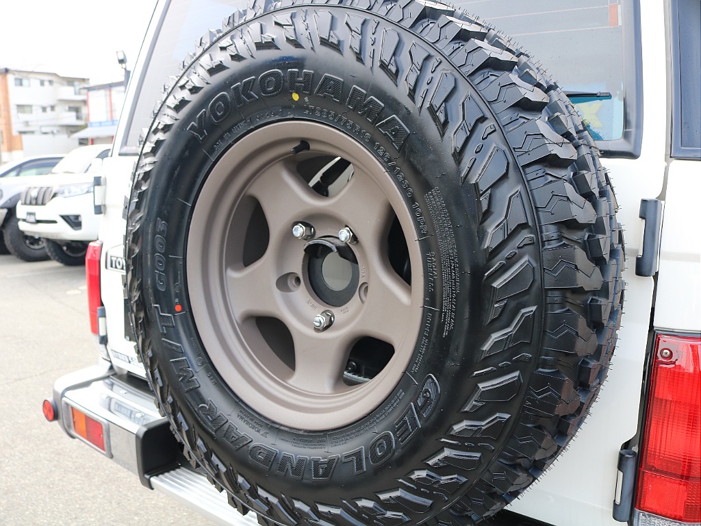 カバー無しの背面タイヤがオフロード感剥き出しで痺れます ！