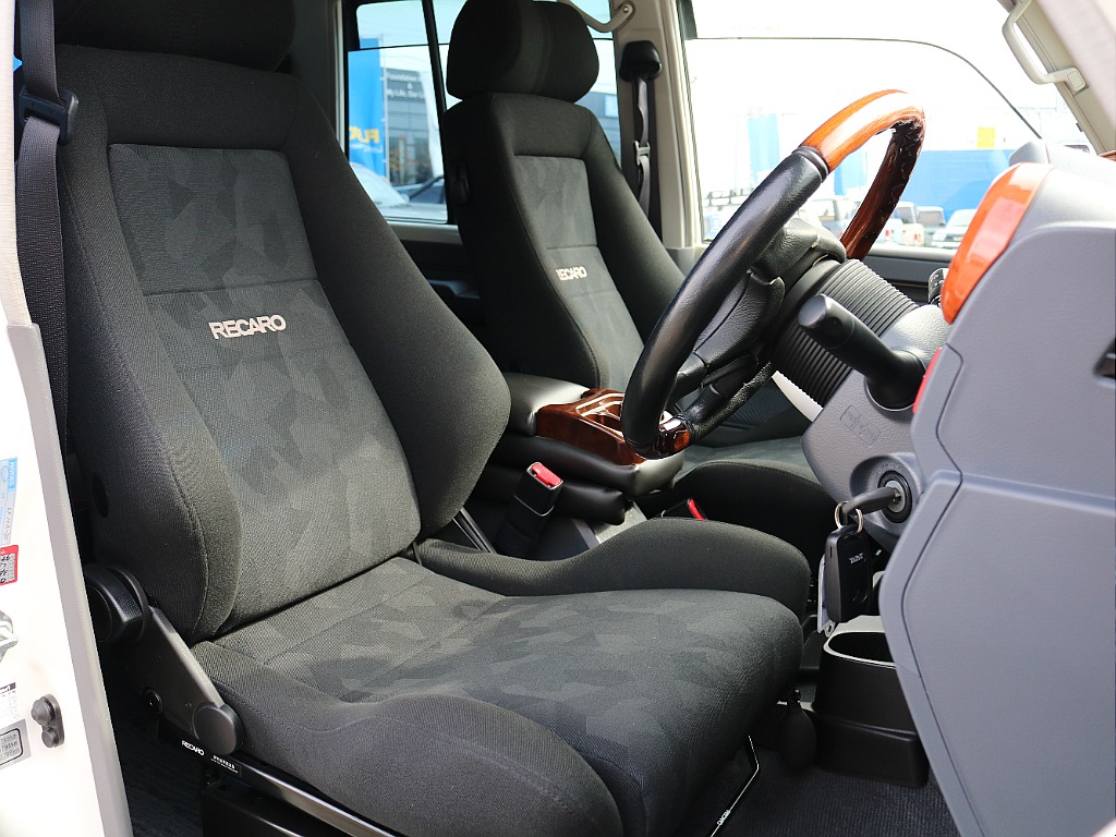 前席はRECAROシートとなっております！