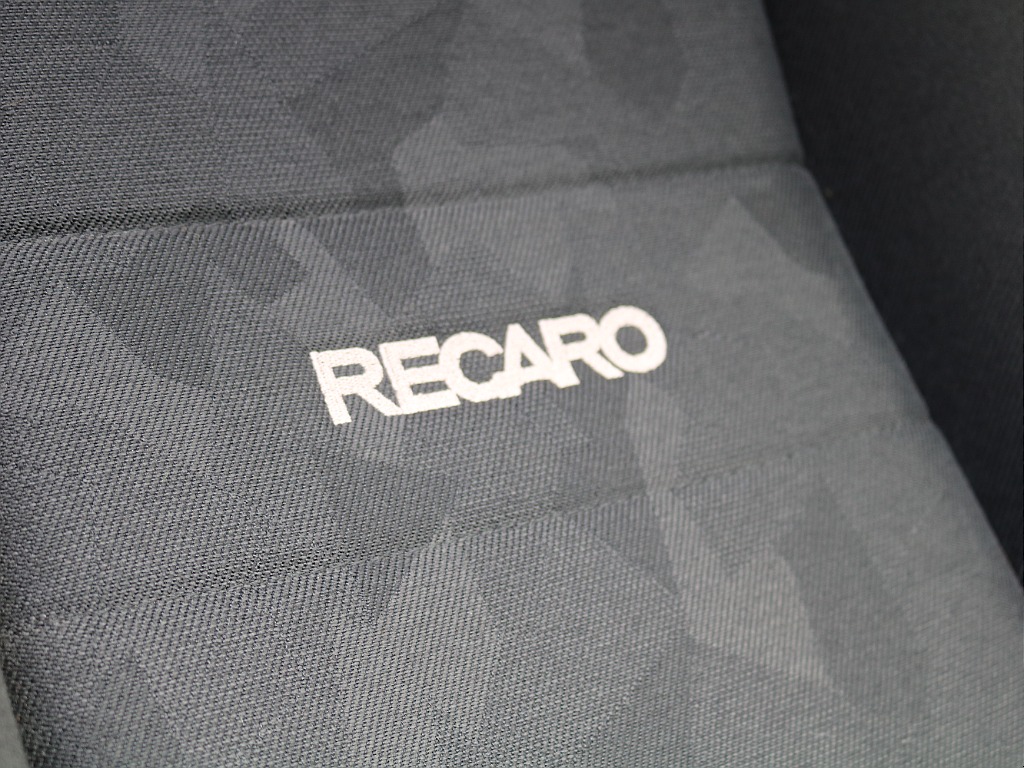 前列はRECAROシートで装着で疲れにくい乗り心地へ！