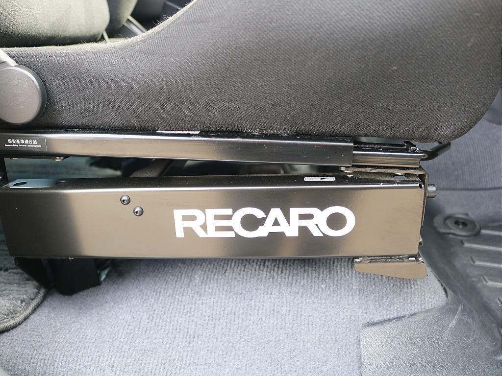 足元にもお洒落なRECAROロゴ！