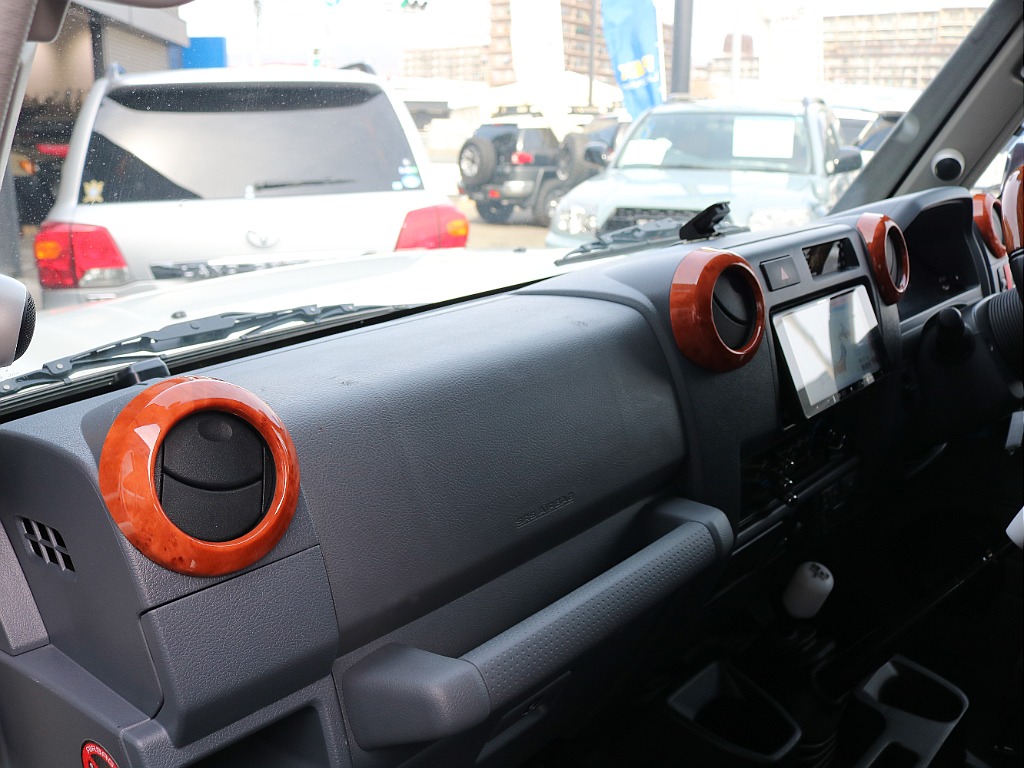 木目調エアコン吹き出し口カバーで一風変わった印象へ！