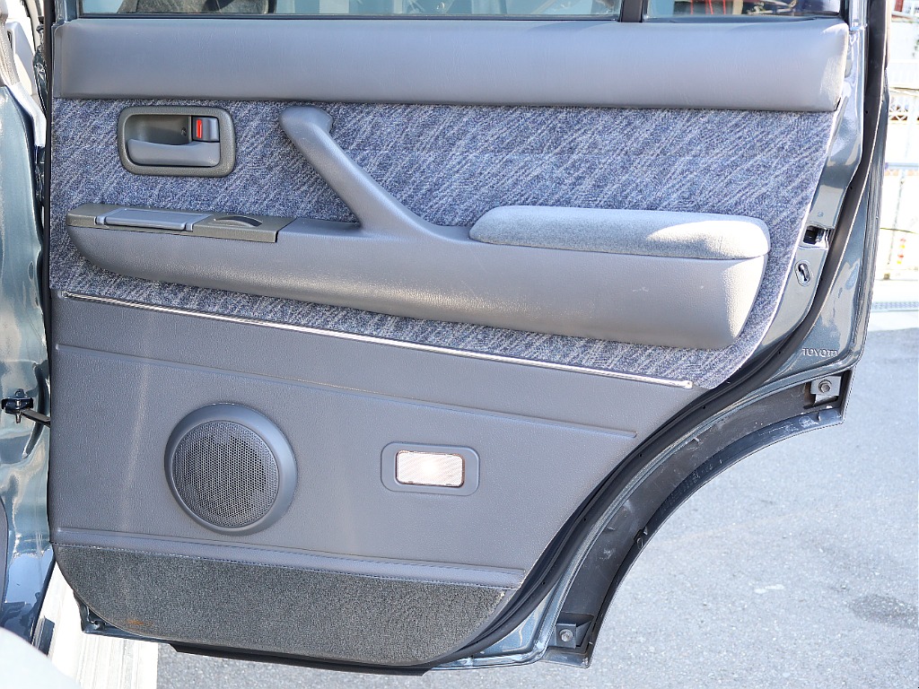 内張、2列目運転席側。