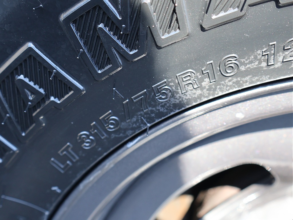 むっちりとしたタイヤで迫力満点。315/75R16