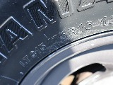 むっちりとしたタイヤで迫力満点。315/75R16