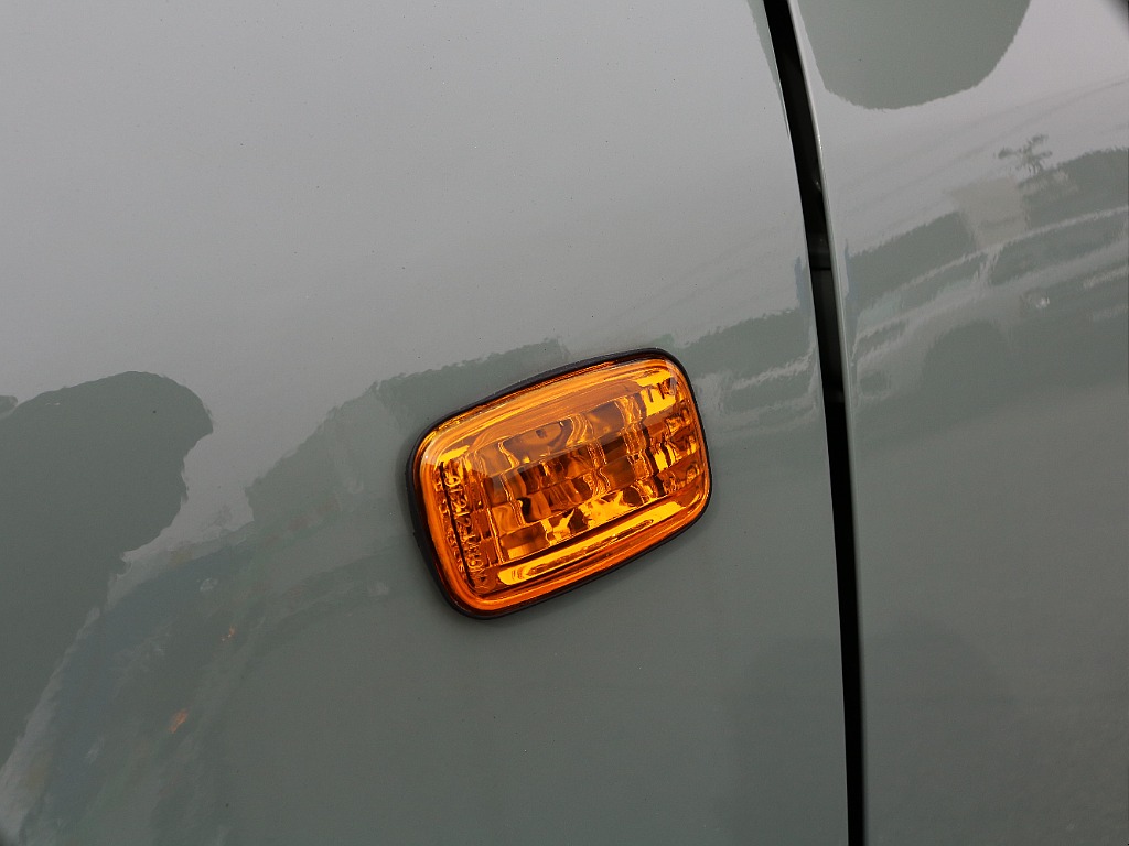 オレンジサイドマーカー装着済み。