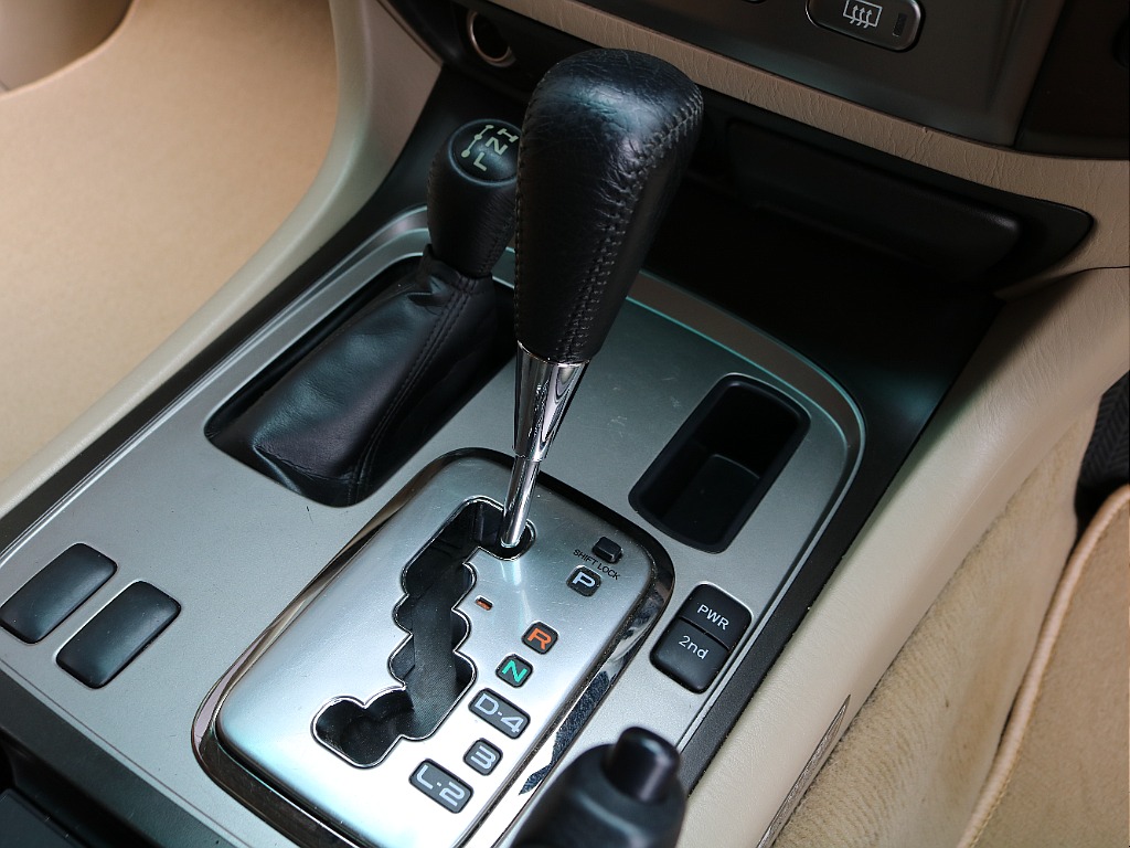 中期以降のゲート式シフトノブ。