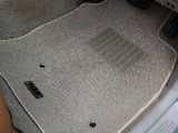 ベージュのフロアマットが装着済み。