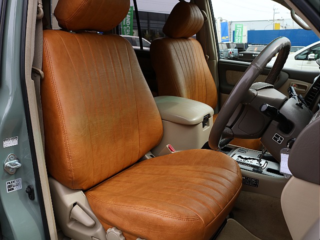 キャメルのシートカバーが装着済み。