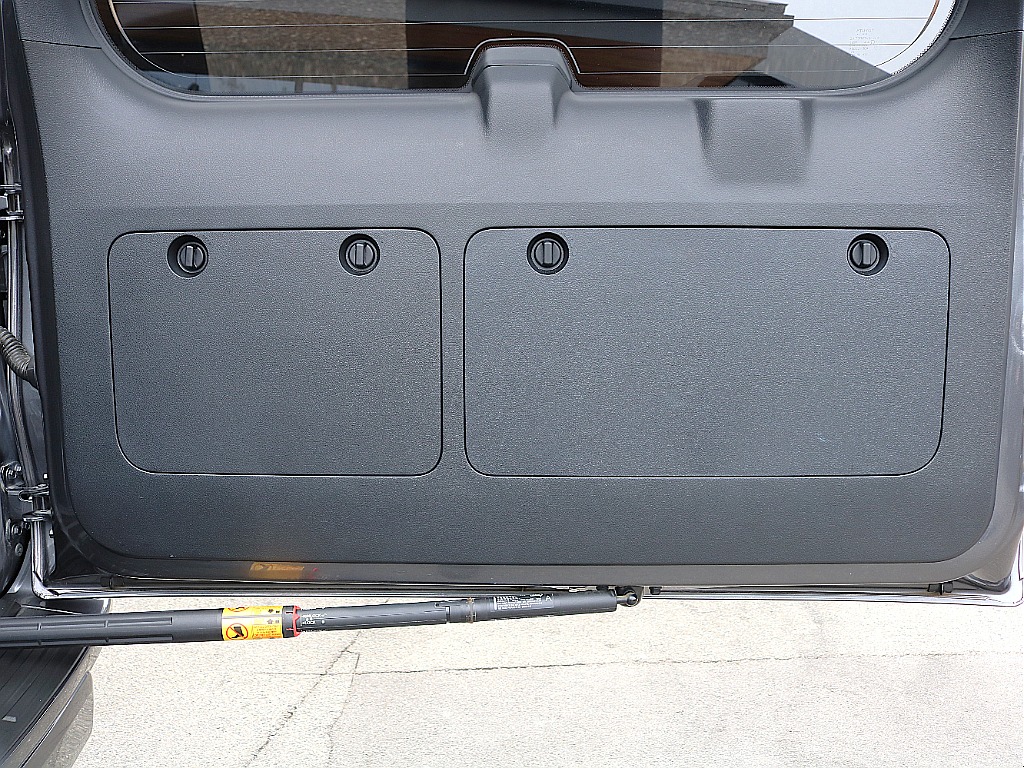 バックドア内張。