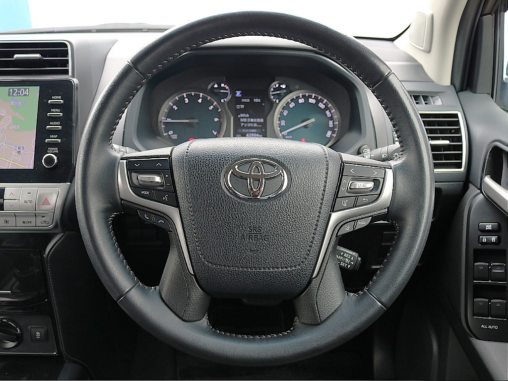 純正ステアリング。