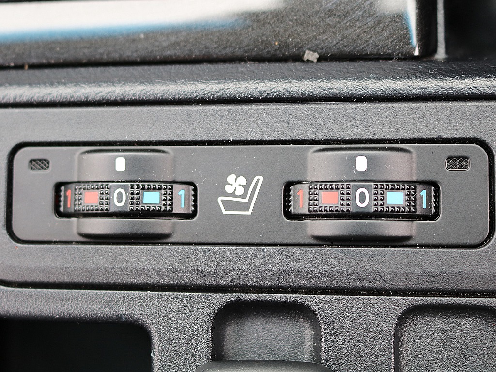 シートヒーター＆クーラー付きです。