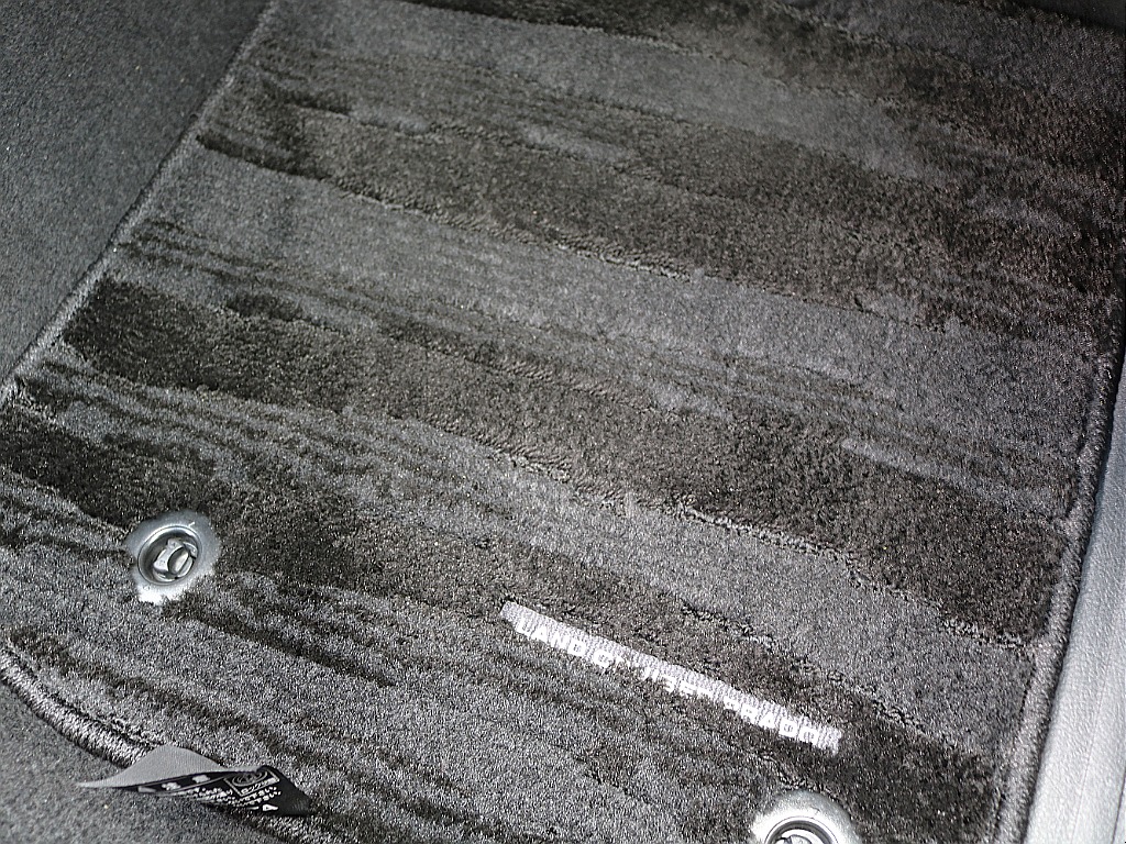 純正フロアマット。