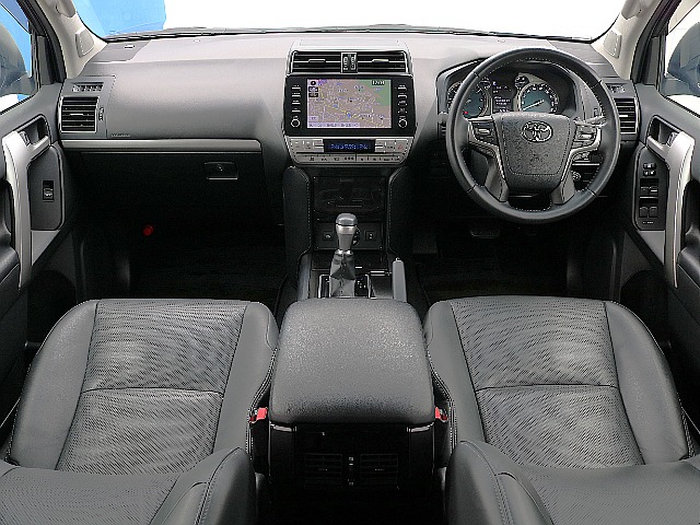 ブラックの内装で引き締まります。