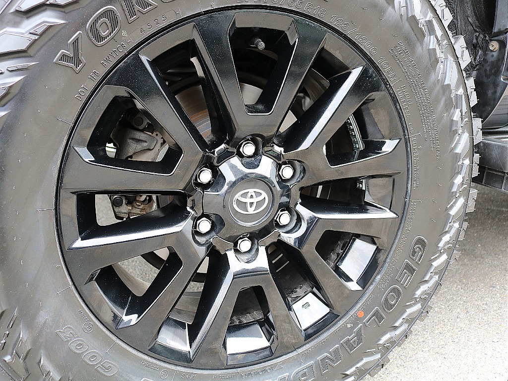 専用１８インチAW。