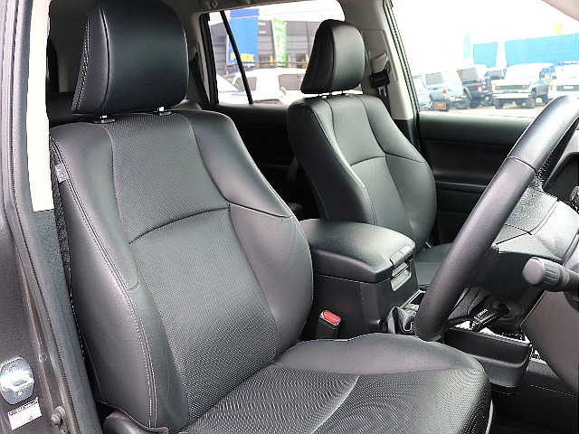 本革シートは使用感少なく綺麗な状態です。