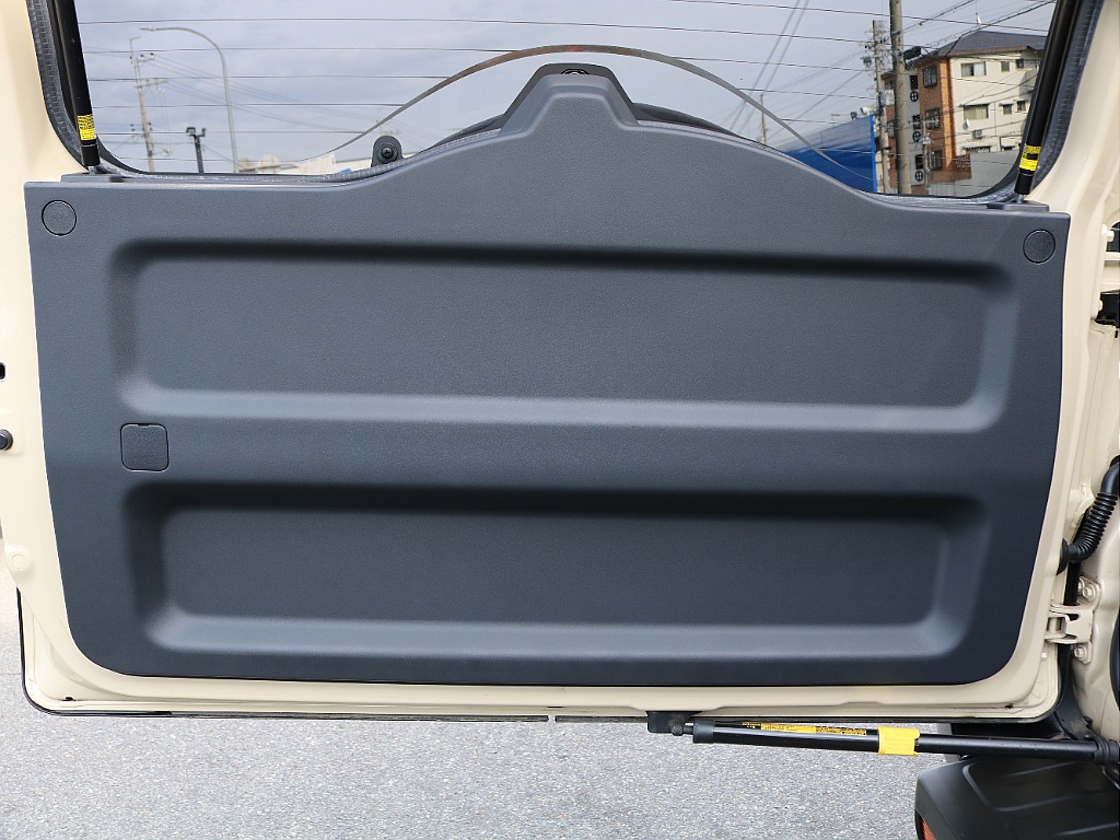 バックドア内張も新品です。