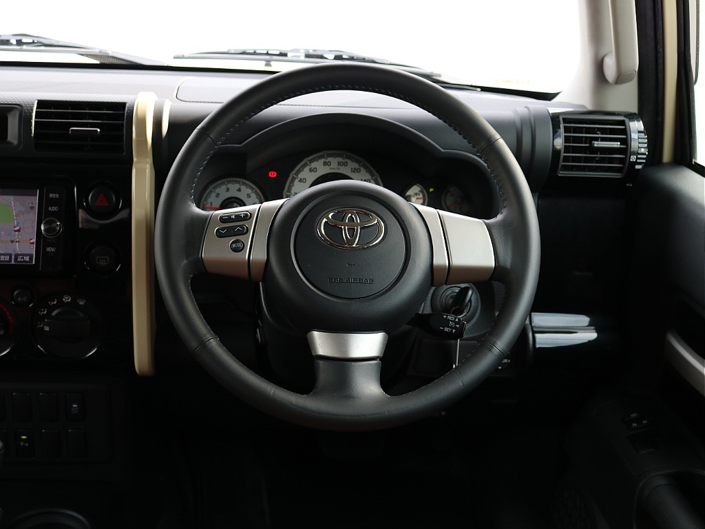 純正ステアリング。