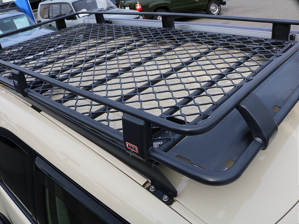 ARBルーフラック付き。 高額カスタムですね。