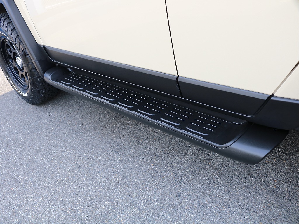 サイドステップ付きで乗り降り楽ちんです。