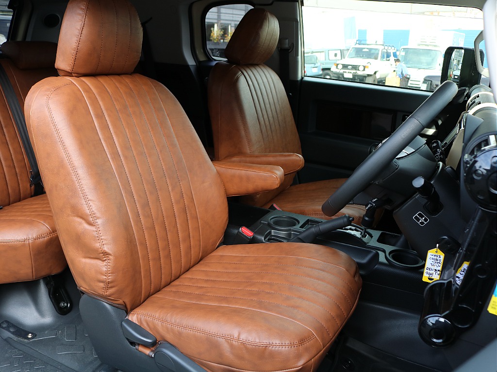 クラシックブラウンシートカバーを新品装着。