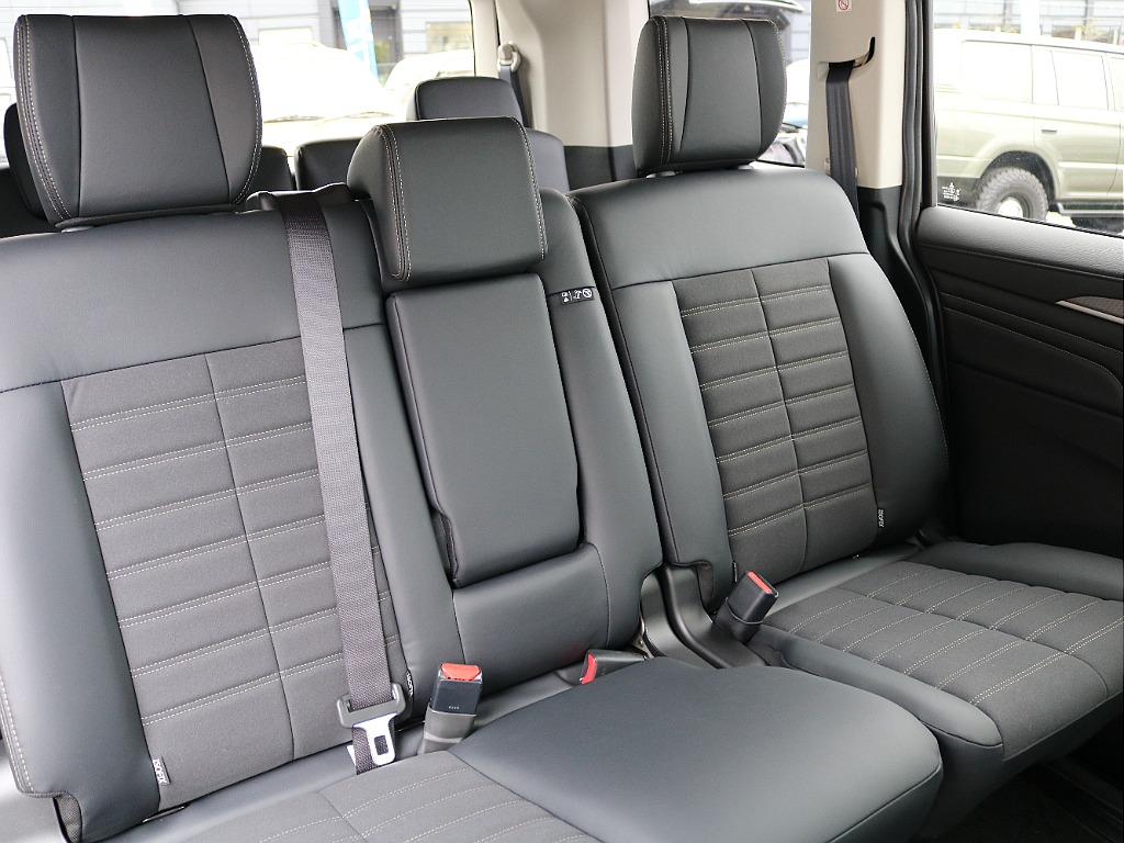 8人乗り仕様となります。