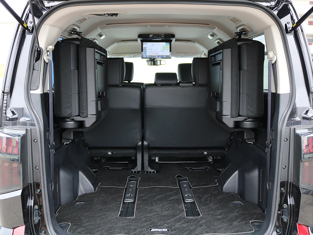 ３列目を跳ね上げると広々とした空間が広がります。