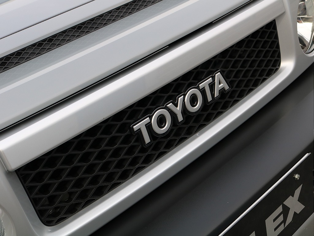 TOYOTA横文字グリル。