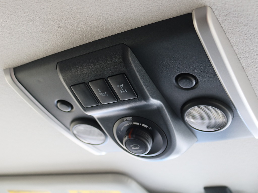 オフロードパッケージならではのクロールコントロール装備。