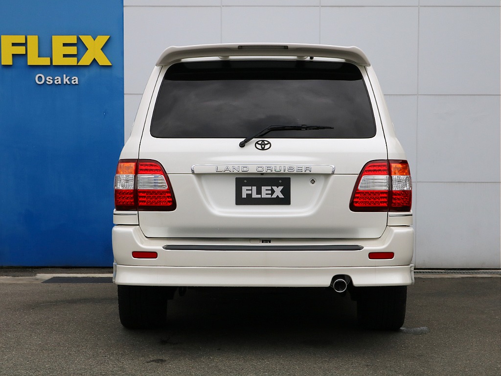 リアスポイラー装着で、よりスポーティーな印象に！