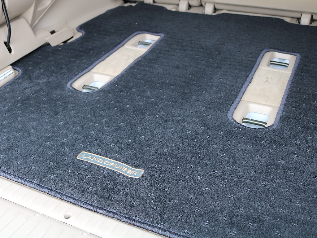 純正フロアマット付きで、荷室の清潔感をプラス♪