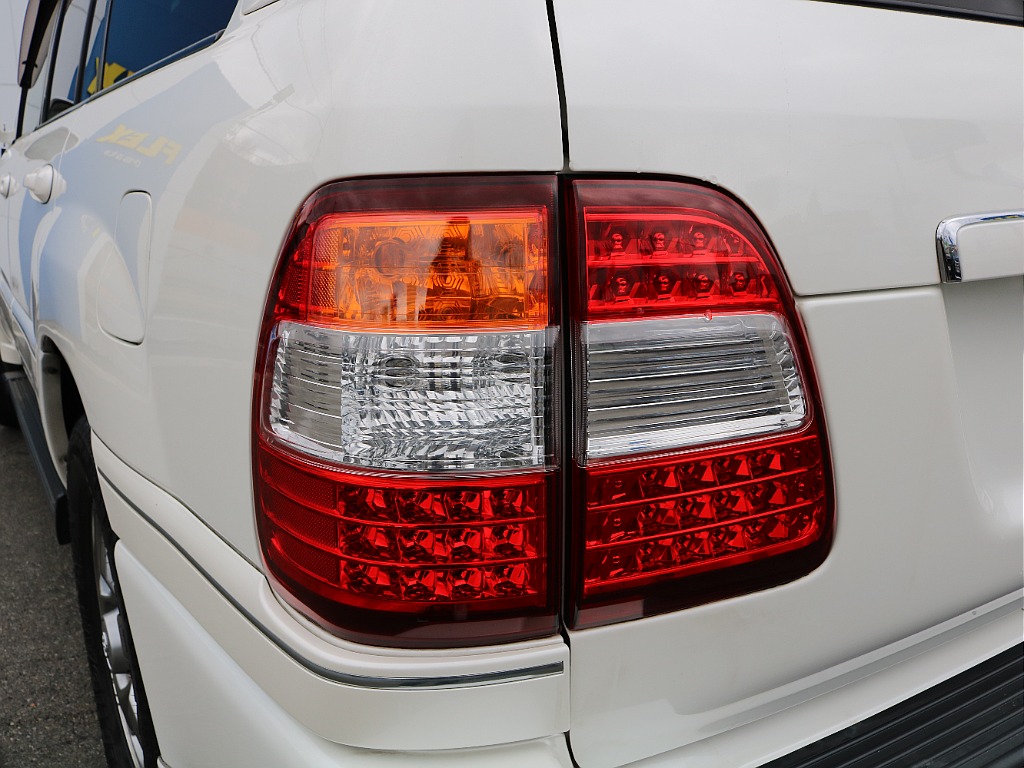 くすみのないパキッとしたテールレンズ！