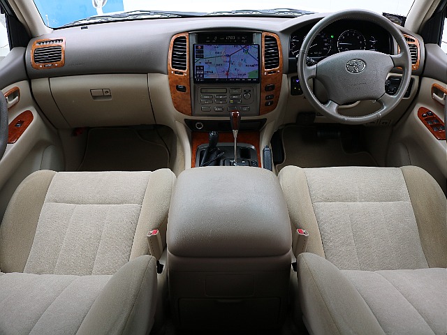 ベージュを基調に高級感のある内装となっております。