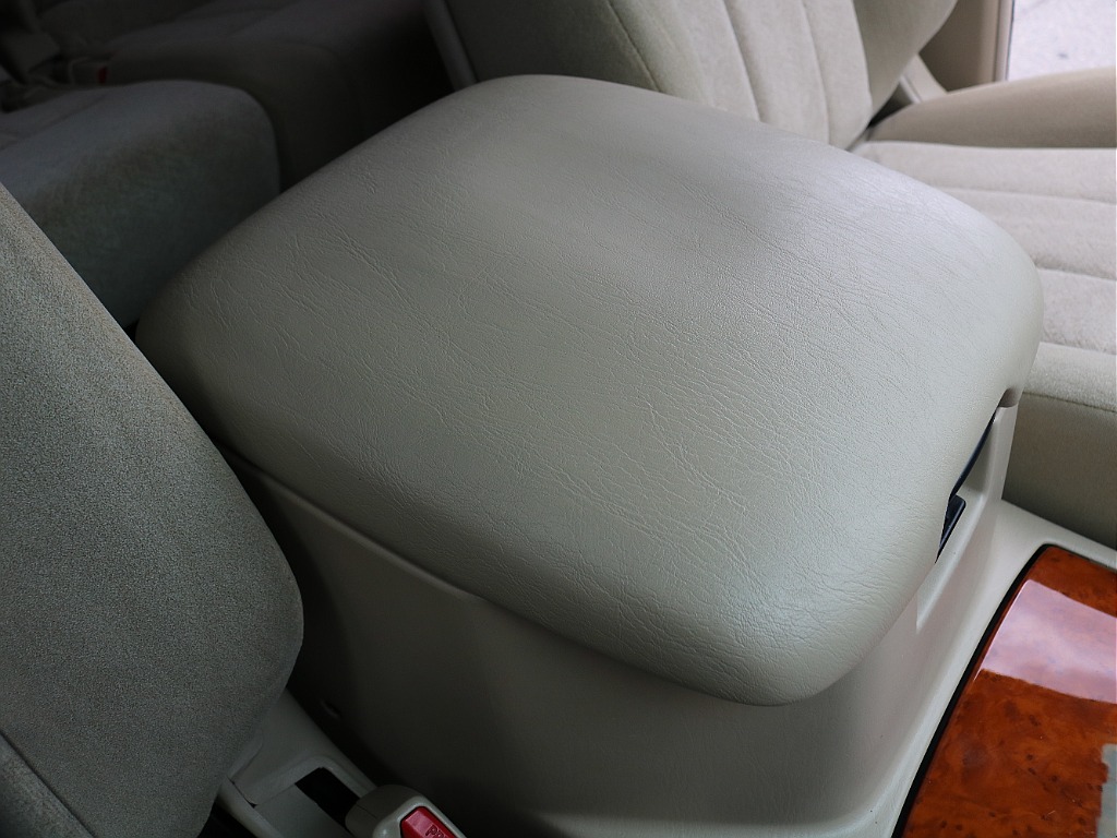 広々としたセンターコンソールなので、助手席の方も肘置きとして使っていただけます♪