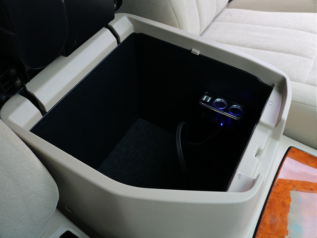 嬉しいシガーソケット付！