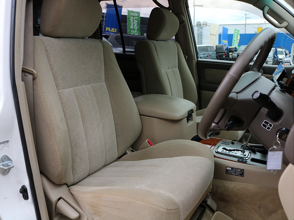 運転席、助手席共に綺麗に保たれております♪