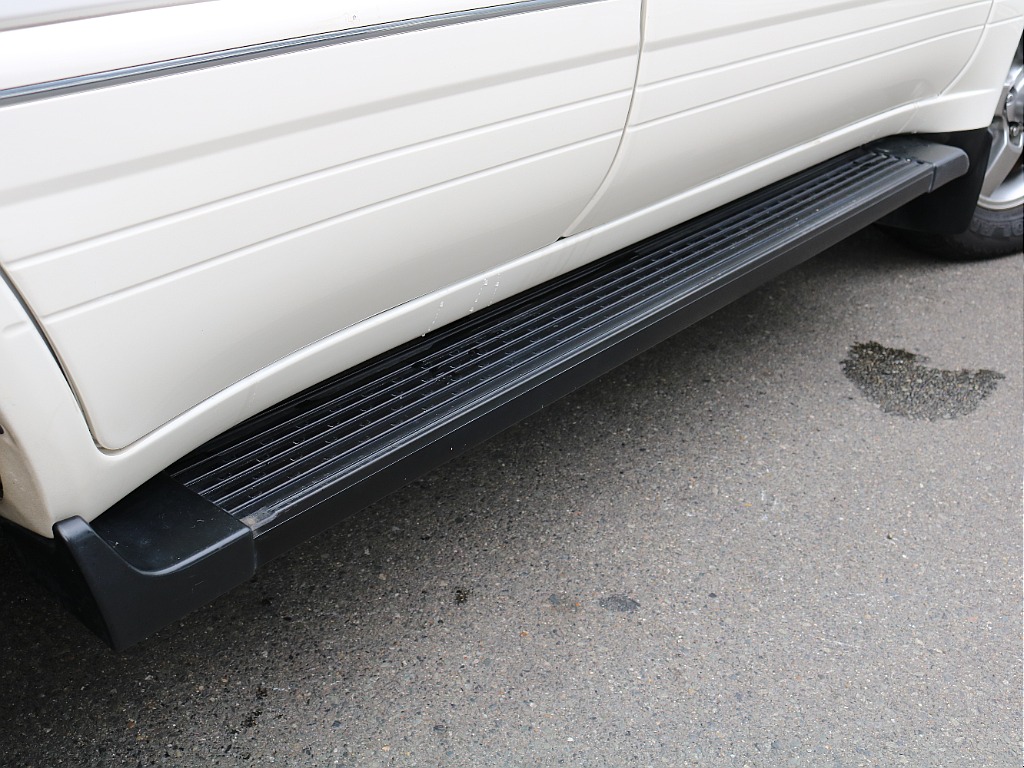 サイドステップ付きで、お子様の乗り降りも可能です♪