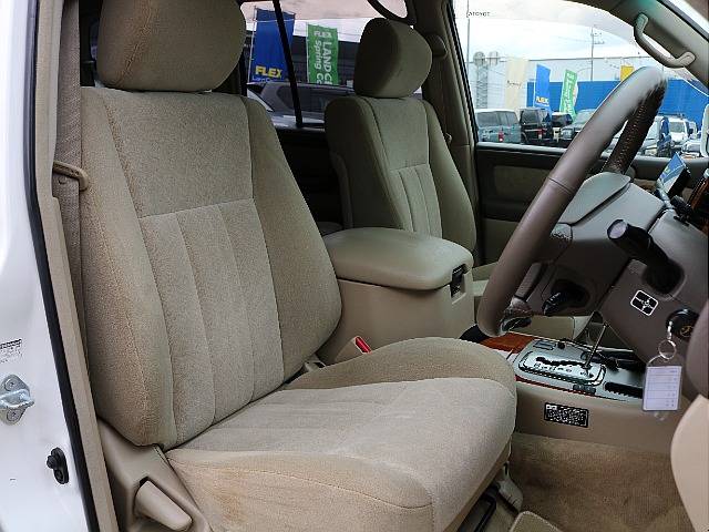 運転席、助手席共に綺麗に保たれております♪