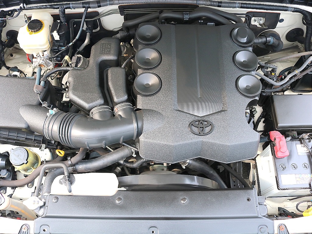 ご覧のように綺麗なエンジンルーム。