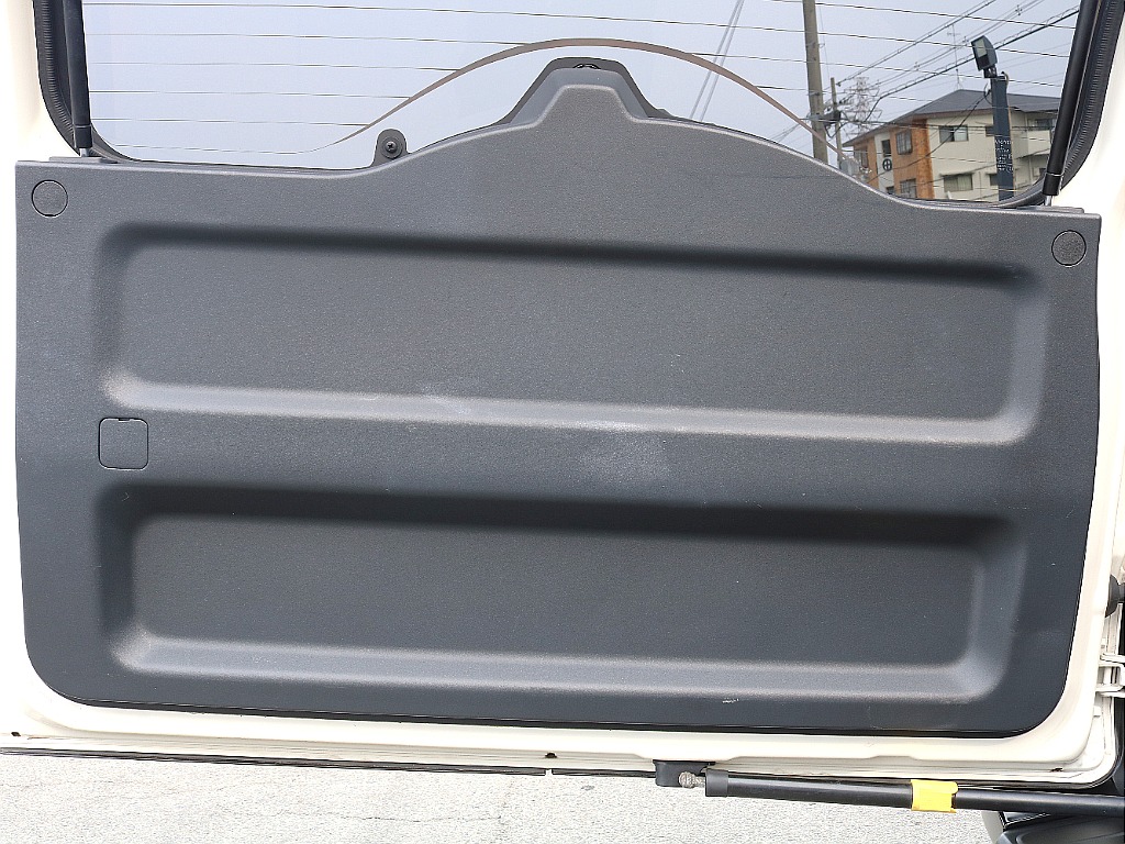 バックドア内張。